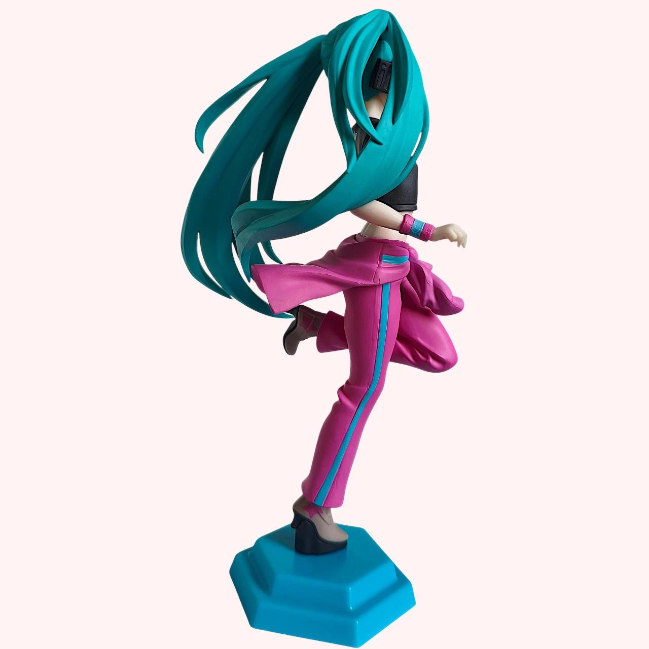 Figurita Hatsune Miku x Love and Berry – Vestido Berry Ver – Escritorio x Decorar – photo 5